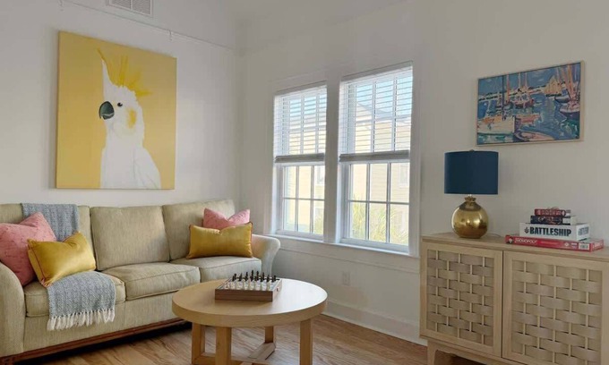Eastside Apartamento | Sunny & Playful Carriage House in Downtown Savannah Stay Here and Walk Everywher