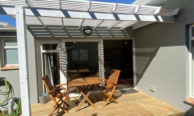 Milnerton Cabaña | Sunny private one bedroom cottage with cozy fireplace,10km from CBD & waterfront
