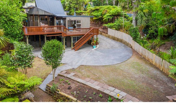 Titirangi Casa | Sunny, private retreat amongst the trees