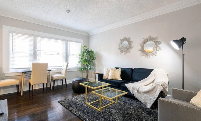 Central Hyde Park Apartamento | Sunny/Quiet/1 Bedroom/Entire Unit