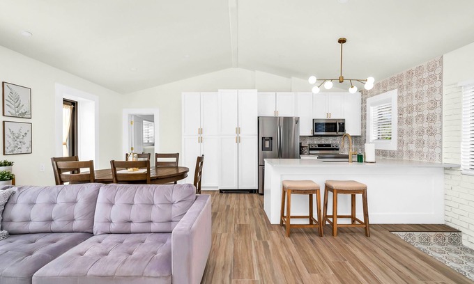 Victoria Park Casa | Sunny Retreat - Mins 2 Beach & DT - Fenced Yard
