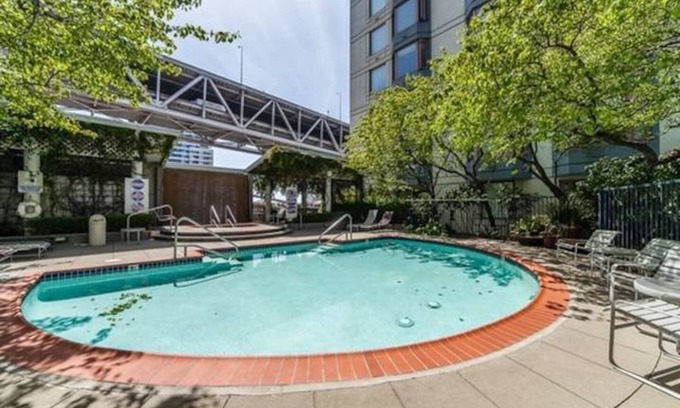 Rincon Hill Apartamento | Sunny San Francisco Studio with door attendant and amenities