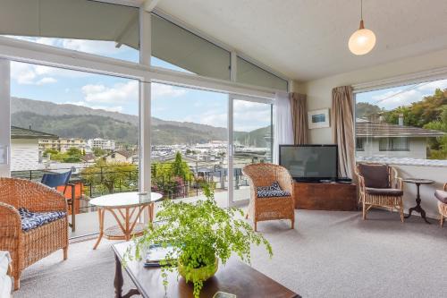 Picton Casa | Sunny Seaview House 5 minute walk to town