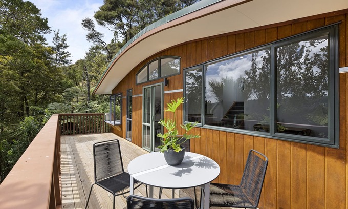 Bethells Beach Casa | Sunny, Sheltered And Minutes From The Beach