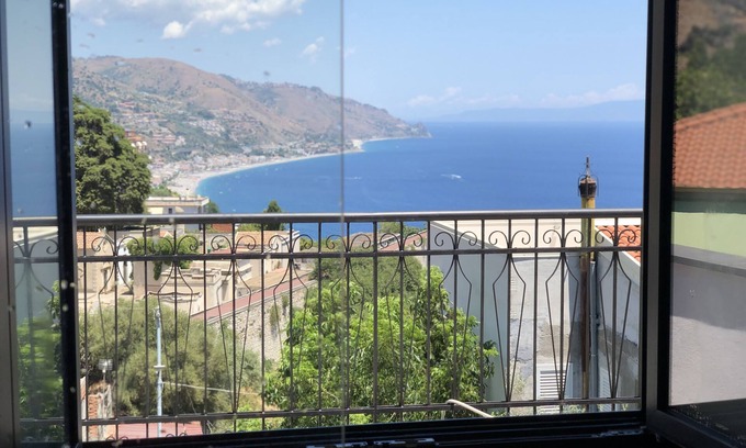 Taormina Apartamento | Sunny Sicilian Modern Apartment with Sea Views