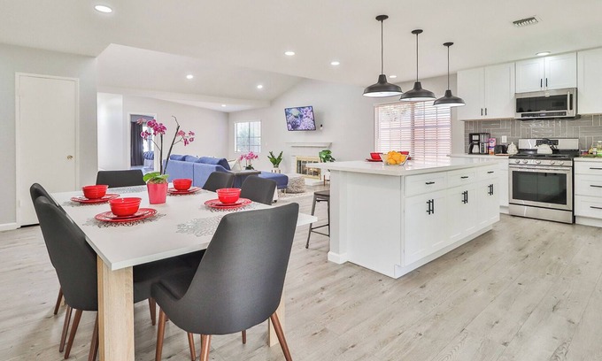 Santa Susana Casa | Sunny Simi Valley Long Term Stays Dedicated Workplace Jacuzzi Temporary Home