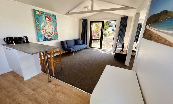 Waiheke Island Cabaña | Sunny & Spacious Palm Beach Studio - 15 min walk to Palm Beach