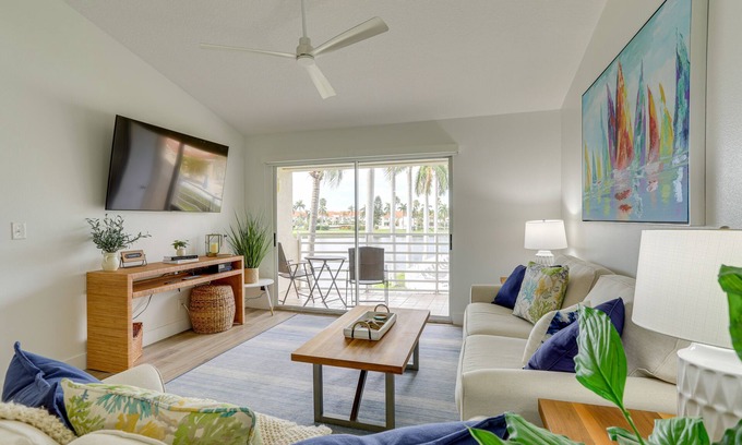 Isla del Sol Condominio | Sunny St Pete Getaway with Shared Pool & Hot Tub