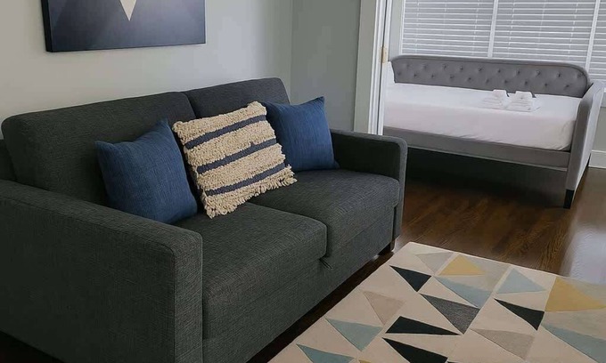 East Albany Park Apartamento | Sunny & Stylish 2BR S