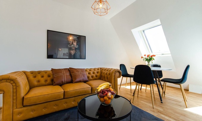 Leopoldstadt Apartamento | Sunny & Stylish | 5★ Location, ♛ King Bed, Balcony