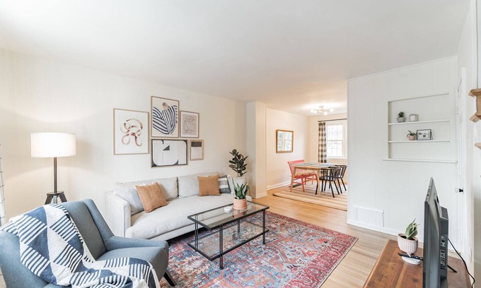 Roxborough-Manayunk Casa | Sunny & Stylish Manayunk Cottage