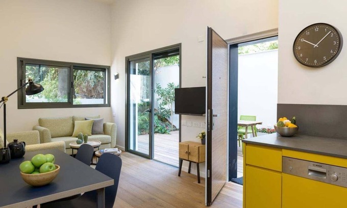 Tel Aviv City Center Apartamento | Tel Aviv Magic - 2-BR Stylish Home with Garden!