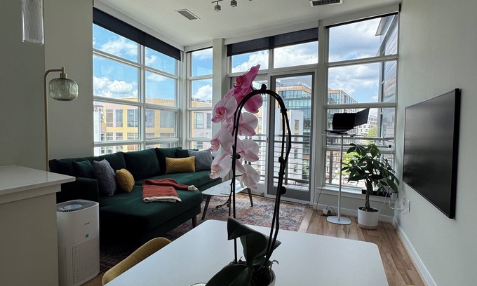 Cardozo Apartamento | Sunny U Street + Balcony & Views