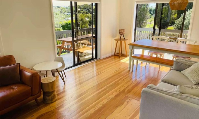 Blackpool Casa | Sunny Waiheke Home near 3 beaches and Oneroa Village