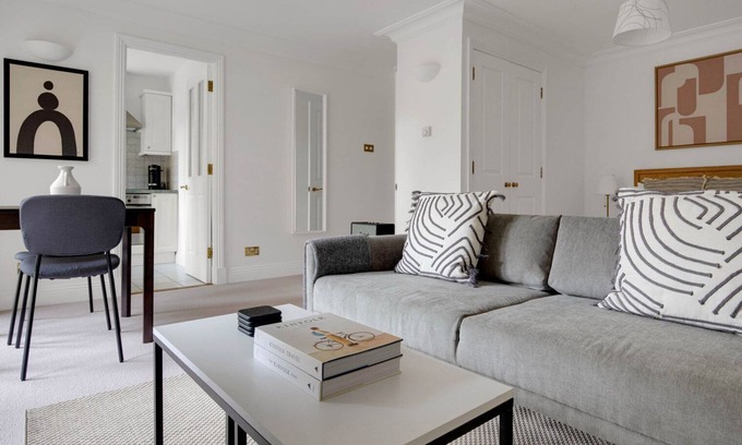 Bishop's Apartamento | Sunny Waterloo Studio w/ Doorman, nr Waterloo Station, by Blueground