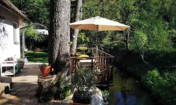 Petrov Chalet De Esquí | Sunny wooden house on creek, 30 minutes Prague