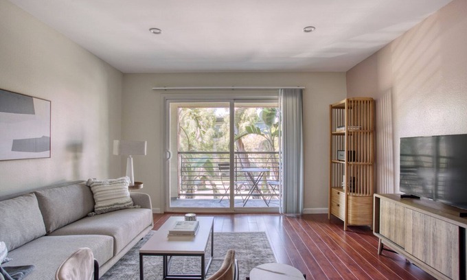 Woodland Hills Apartamento | Sunny Woodland Hills 1BR w/ Pool & Gym, nr Warner Center, by Blueground