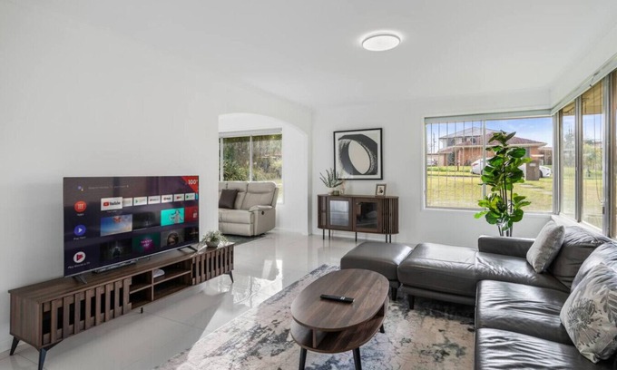 Sunnybank Casa | Sunnybank Dual Stay: 4BR Home + Studio, Sleeps 12