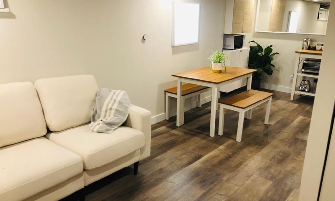 Sunnyside Apartamento | Sunnyside 3 bdrm Trendy Kensington AC Garage