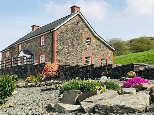Brecon Casa | Sunnyside farmstay & hottub near Brecon Beacons sleeps 8