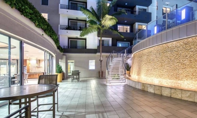 Marina del Rey Apartamento | Sunnyside Up! Gorgeous Pool View with Balcony
