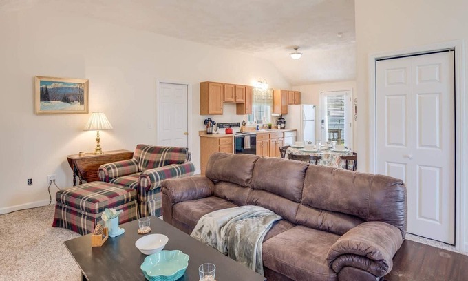 South Lowell Apartamento | Sunnyside Up: Low winter rates, Fast WiFi, close to Lowell, Raytheon, HPE, Rt 93, Rt 495, & more