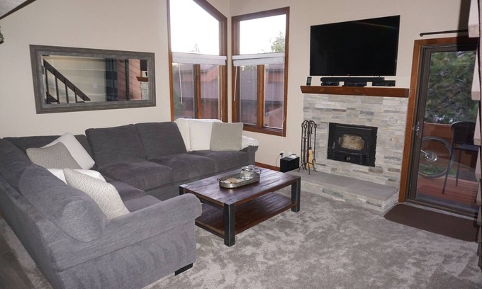 Mammoth Lakes Condominio | Sunrise 1- Condominio hermosamente remodelado con vistas a la montaña, cerca del campo de golf y servicio de traslado de línea roja gratis