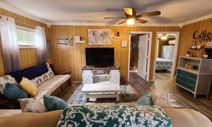 Liberty Hill Cabaña | Sunrise Cottage on Lake Wateree