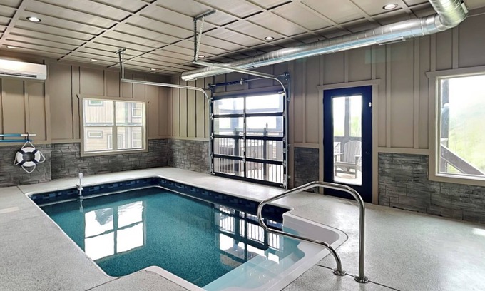 Gatlinburg - Pigeon Forge Cabina | Sunrise in the Cove | Modern, Pet-Friendly w. Indoor Pool