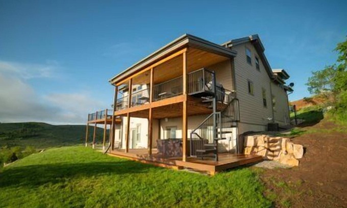 Garden City Casa | Sunrise Retreat Garden City - 8 Bedroom beautiful home with stunning views and easy access to Town