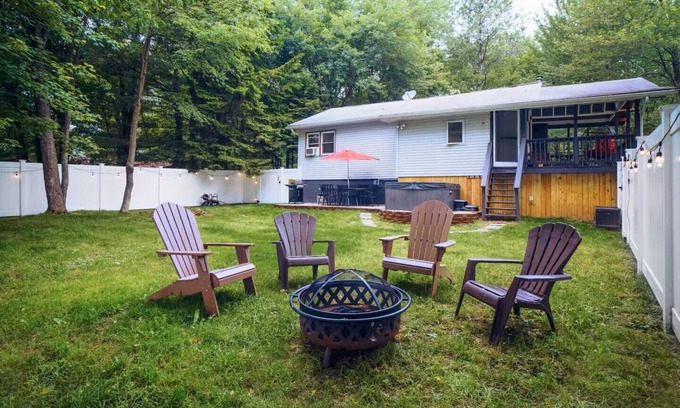 Pocono Summit Casa | Sunrise Summit - 2BR(3 beds)/Hot Tub/Fenced Yard
