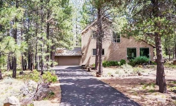 Sunriver Casa | Crows Nest; very close to SHARC/Village, Hot Tub, Fireplace, 8 SHARC passes