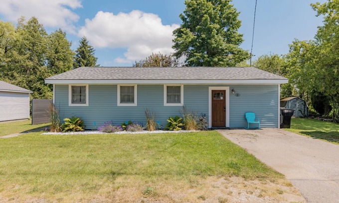 Beulah Cabaña | Sunset Alley Cottage - Cozy 3-bedroom cottage with WiFi, AC in charming Beulah