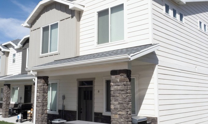 Garden City Casa | Sunset at Bear Lake- Cozy 2BD 1BA on main level w/ garage