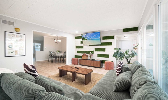 Point Loma Heights Casa | Sunset Balcony View! | Kids Playset | Sleeps 10