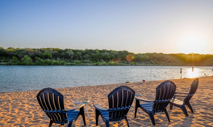 Kingsland Casa | Sunset Beach Bungalow- Lakefront w/ Views & Beach