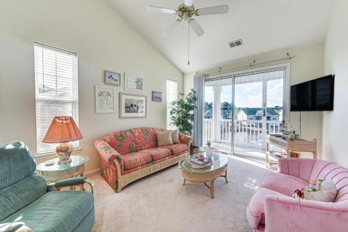 Sunset Beach Apartamento | Sunset Beach Condo with Balcony, 5 Mi to the Ocean!