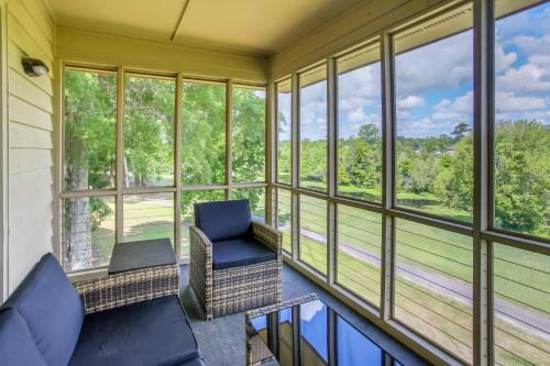 Sea Trail Apartamento | Sunset Beach Golf Condo with Pool about 2 Mi to Beach!
