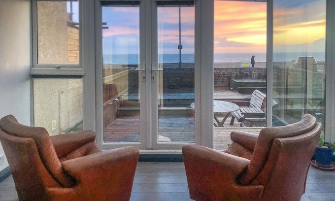 Seaford Casa | Sunset beach house, right on the seafront