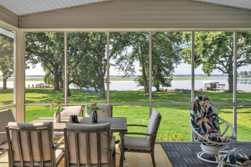 Butte Des Morts Casa | Sunset Cove home