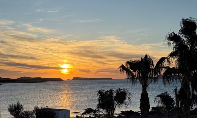 San Antonio Bay Apartamento | Sunset Views on the Sea, Ibiza Waterfront Apartment 3 Bd 2 Baths Sleeps 6-8