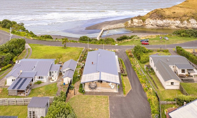 Kai Iwi Casa | Sunset Escape - Stunning Beachfront Views
