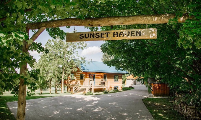 Flesherton Casa | Sunset Haven on Three Acres With Private Beach Front Pond