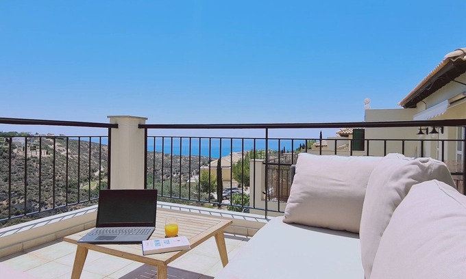 Aphrodite Hills Apartamento | Sunset Hill Apartment by STAY BnB