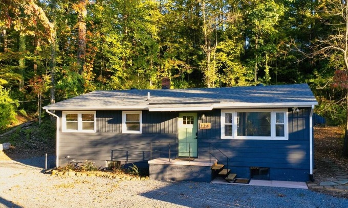 Fry's Spring Casa | Sunset Hill House, next to UVA!