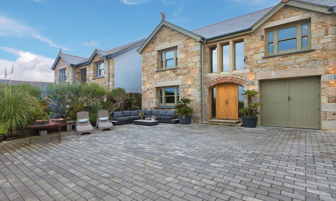 Botallack Casa | SUNSET HOUSE, pet friendly, character holiday cottage in St Just