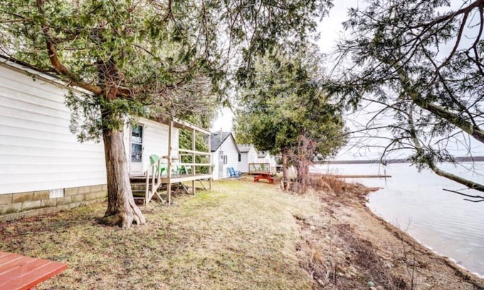South Bruce Peninsula Cabina | Sunset Lakefront Spacious 8 people Getaway,