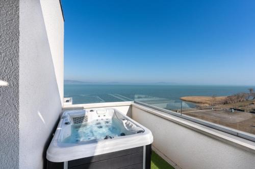 Fonyodliget Apartamento | Sunset LakeView with Jacuzzi