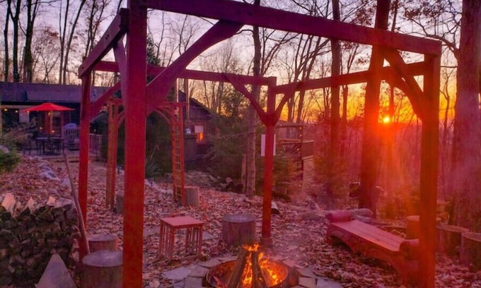Kabletown Cabina | Sunset Lion Mountain Cabin near a Lake & Vineyards