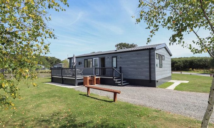 Woodhall Spa Cabaña | SUNSET LODGE, pet friendly, with hot tub in Woodhall Spa